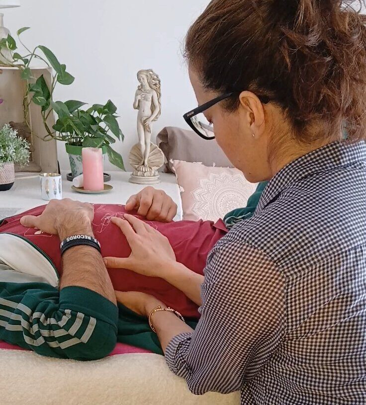Ο χώρος θεραπείας — τραπέζι, βωμός και απαλό φως, ένας ήσυχος χώρος για βαθιά ακρόαση.
